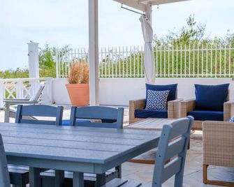 The Captain's House 3 Bed Villa with pool, gardens, peak & ocean views - Church Ground - Balkon