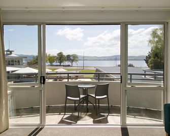 Anchorage Resort Taupo Nz - טאופו - מרפסת
