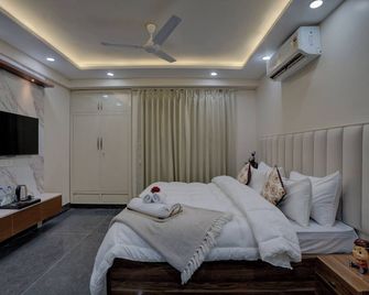 The Lodgers 1 Bhk Serviced Apartments Near Artemis Hospital Sector 52 - Gurugram - Bedroom