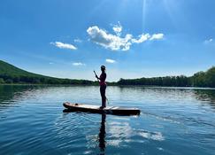 Eagle Rock Resort! Lake views! Closest to the Beach - Hazleton