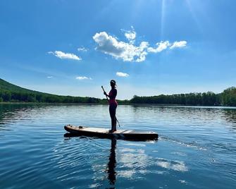 Eagle Rock Resort! Lake views! Closest to the Beach - Hazleton