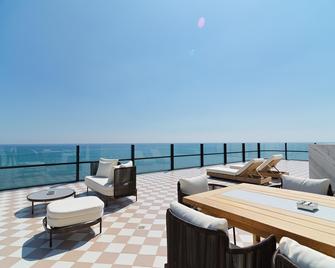 LIV Mackenzie Beach Suites Larnaca Adults Only - Larnaka - Balcone