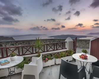 Aigialos Luxury Traditional Settlement - פירה - מרפסת