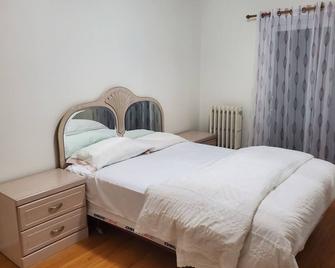 Multiple bedroom house with gigabit internet and amenities included!\n - Toronto - Bedroom