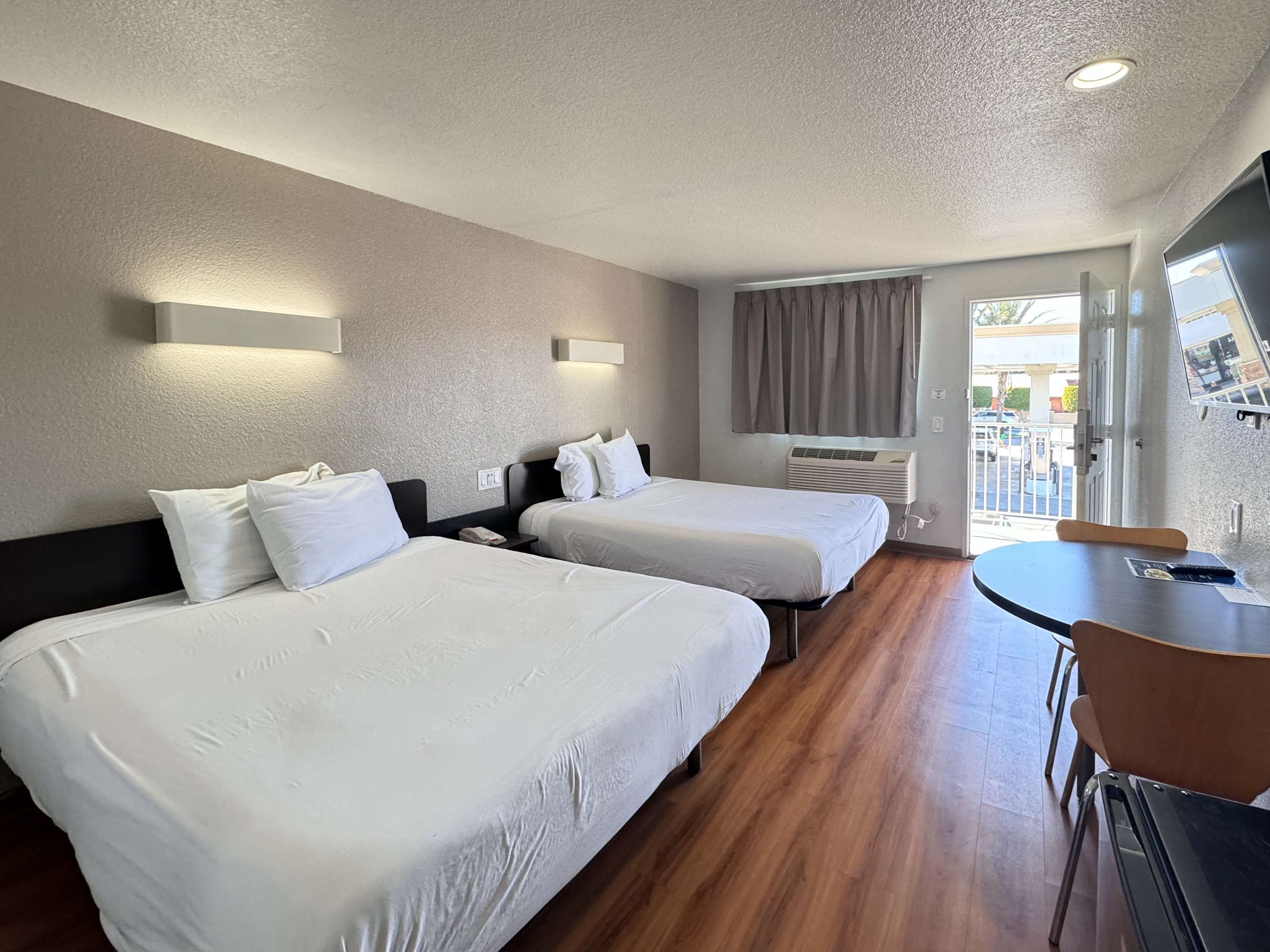 موتل 6 أونتاريو، كاليفورنيا - أيربورت - أونتاريو (كاليفورنيا) - غرفة نوم