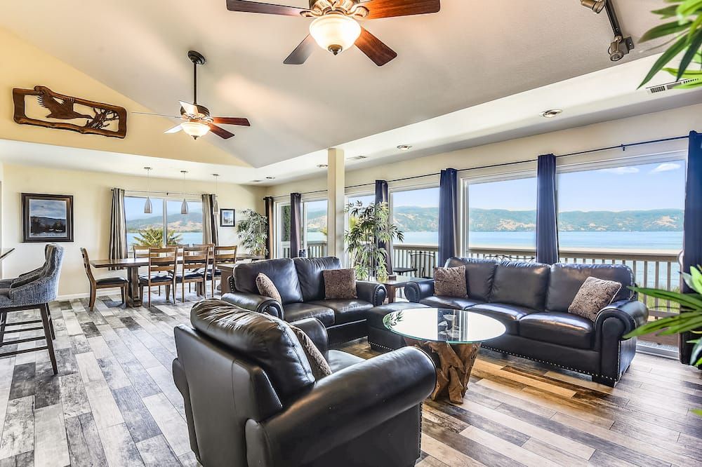 Luxurious 3000sq ft Lakefront Home on Point surrounded by Nature and Views! - Lakeport - Huiskamer