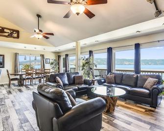 Luxurious 3000sq ft Lakefront Home on Point surrounded by Nature and Views! - Lakeport - Living room