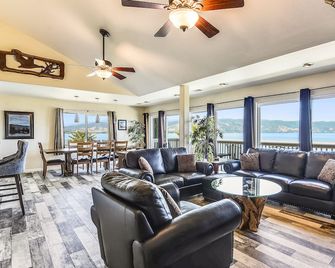 Luxurious 3000sq ft Lakefront Home on Point surrounded by Nature and Views! - Lakeport - Huiskamer
