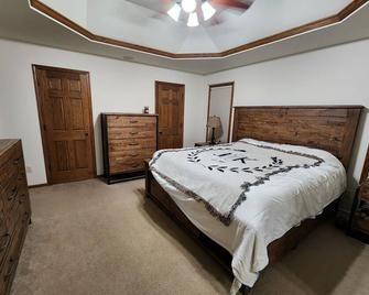 Lovely 5-bedroom house in Oshkosh with AC, WiFi 8 miles from EAA Grounds - Oshkosh - Ložnice