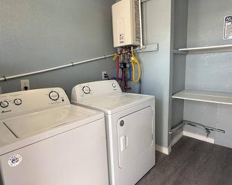 Sleek 2-Bed 1-Bath Centrally Located - El Paso - Laundry facility
