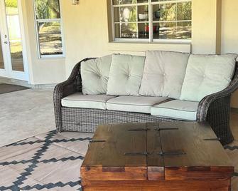 Hill Country Hideaway - San Antonio - Living room