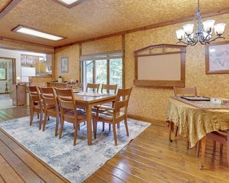 Peaceful Carrollton Retreat with Deck and Fire Pit! - Carrollton - Eetruimte