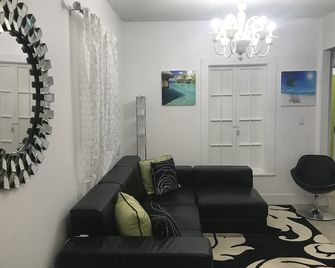 Cozy 4 Bdrm 2Bath Home close to Design District, Wynwood #ArtBasel #MiamiBeach - Miami - Living room