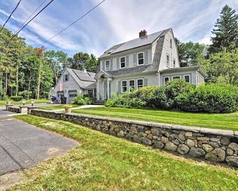 Beautifully Furnished Private Retreat In Andover! - Andover - Building