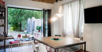 Good People Design Hostel - Belgrade - Dining room