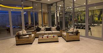 Ramada Hotel & Suites by Wyndham Istanbul Atakoy - איסטנבול - לובי