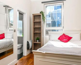 Private en-suite Room @ Liverpool street, Brick Ln - London - Bedroom