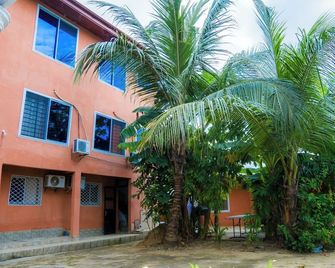 Hotel La Rochelle - Douala - Außenansicht