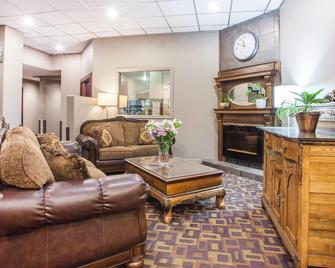 Super 8 by Wyndham Castlegar BC - Castlegar - Living room