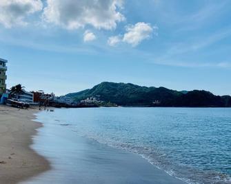 Casa Piramide: Fully Furnished 2-Bedroom House w/ Private Swimming Pool and Waterfall, 5 Minute Walk from the Beach - Barra de Navidad - Playa