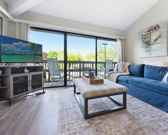 3-bedroom condo in Abbey Springs, Fontana with Golf Cart - Fontana-On-Geneva Lake - Living room
