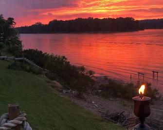 Waterfront Log Cabin and Boaters Paradise with Private Boat Dock Access - Parkersburg - Outdoors view