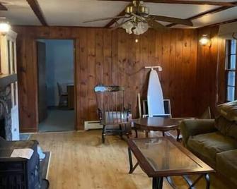 3 Bed House Perfect as a Base Camp to all the Mountains around Lake Placid! - Keene - Sala de estar