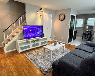 Beautiful 2 bdr condo - East Haven - Living room