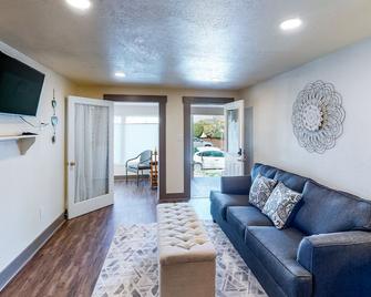 Cozy dog-friendly duplex getaway with fast WiFi & full kitchen - Springfield - Living room