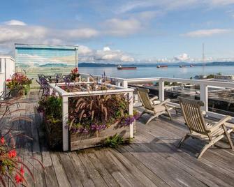 Beautiful Room w/ Original Artwork | Perfect for a Relaxing Stay | 2 Suites - Astoria - Balcone