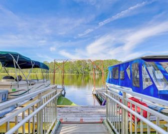 Lanai & Fire Pit: Riverfront Studio in Chiefland! - Chiefland