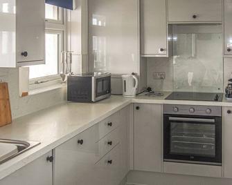 3 bedroom accommodation in Pagham, near Bognor Regis - Pagham - Kitchen