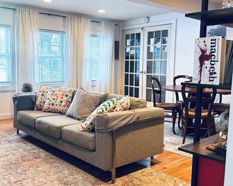 Charming 2-bedroom farmhouse with WiFi and AC in fabulous Bloomington - Bloomington - Sala de estar