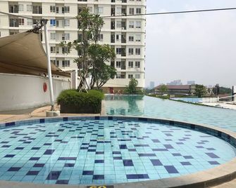 Classic and Cozy Studio at Cinere Bellevue Suites Apartment By Travelio - Depok - Pool