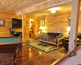 Wilderness Retreat Cabin- Lg Game Room, Private Hot Tub; 1 Mile to Thunder Ridge - Ridgedale - Living room