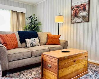 Annie's Abode - Downtown LC - Lenoir City - Living room