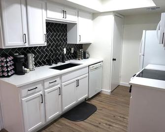 Newly Updated Cozy Home - Garland - Kitchen