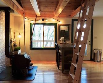 Little House on the Lake in the Forest - Andover - Living room