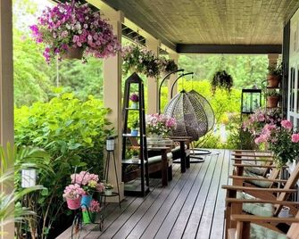 Cozy and Dainty 3-Bedroom Farmhouse on 5 Acres of Serene Nature - Warren - Patio