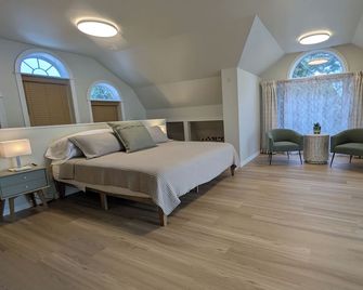 One Main Guesthouse - Entire Home - 2 King Suites Across Two Floors -Ev Charging - Prince Edward - Chambre