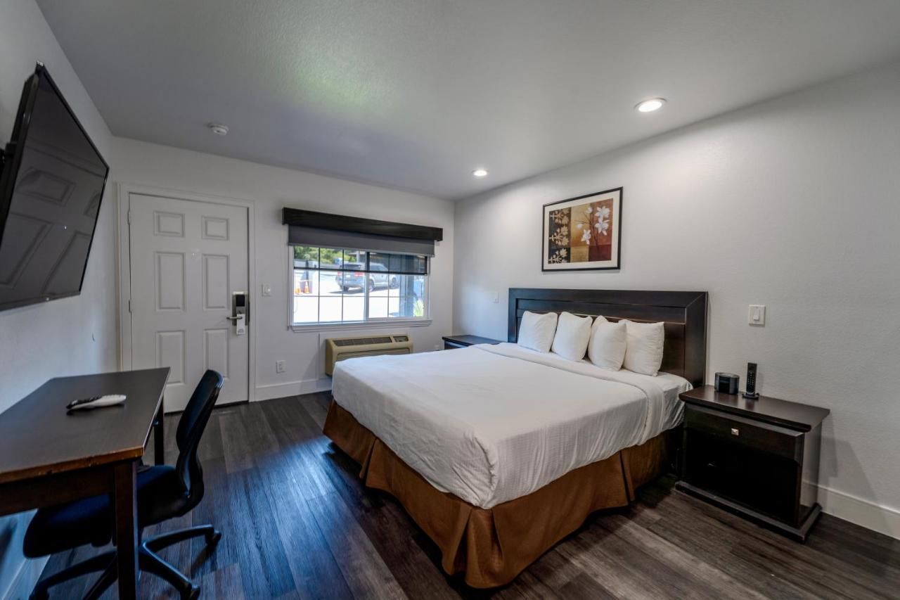 Monterey Surf Inn thumbnail 2