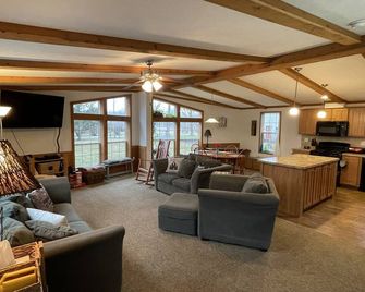 Best of both worlds! Amazing views plus an easy walk into town! - New Paltz - Sala de estar