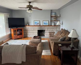 Avon Lake- The Lake House - Avon Lake - Living room