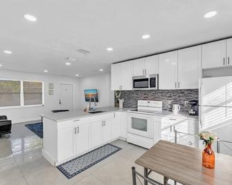 2 Bdrm Modern House Mins From Beach & Casino Hb1 - Hallandale Beach - Cozinha