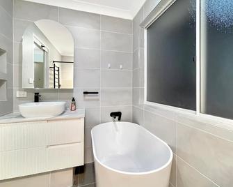 MetaWise Cozy Family Room in Shared Home Free Parking - Castle Hill - Bathroom
