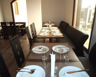 Relax Suites Hotel - Ghāziābād - Restaurant
