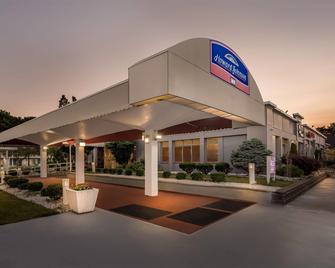 Howard Johnson by Wyndham Albany - Albany - Building