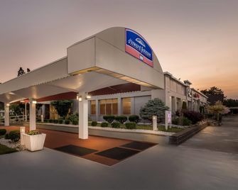 Howard Johnson by Wyndham Albany - Albany - Bygning