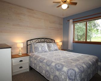 Cabin with amazing views, prime location and privacy! 3 bedrooms 2 bathrooms - Battle Lake - Bedroom