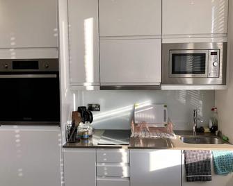 Grand Stay Apartment - Haywards Heath - Kitchen